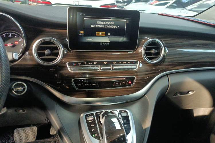 Used Mercedes-Benz V-Class 2017 V 260 Avantgarde Edition Audio And AC Panel