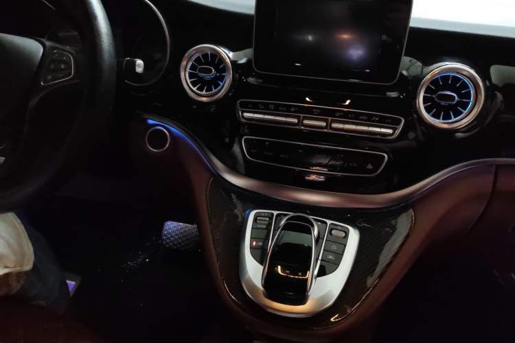 Used Mercedes-Benz V-Class 2017 V 260 Avantgarde Edition Audio And AC Panel