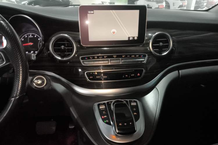 Used Mercedes-Benz V-Class 2017 V 260 Avantgarde Edition Audio And AC Panel