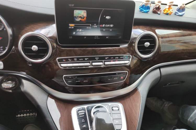Used Mercedes-Benz V-Class 2017 V 260 L Prestige Extended Edition Audio And AC Panel