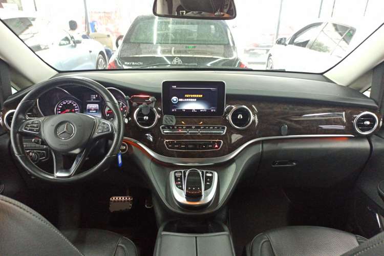 Used Mercedes-Benz V-Class 2017 V 260 L Prestige Extended Edition Center Console