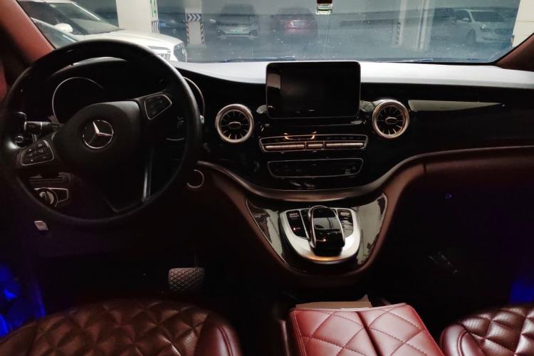 Used Mercedes-Benz V-Class 2017 V 260 Avantgarde Edition Center Console