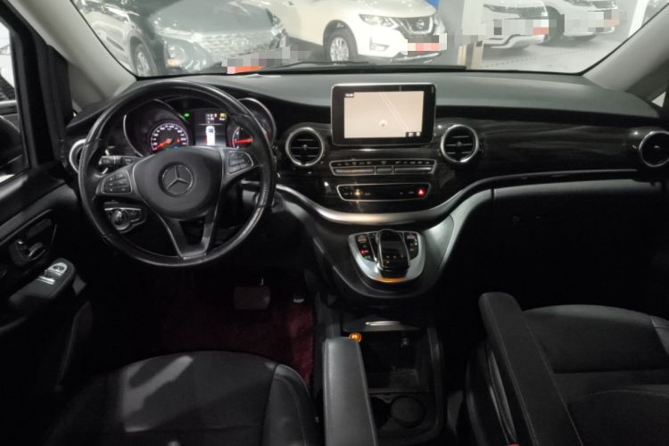 Used Mercedes-Benz V-Class 2017 V 260 Avantgarde Edition Center Console