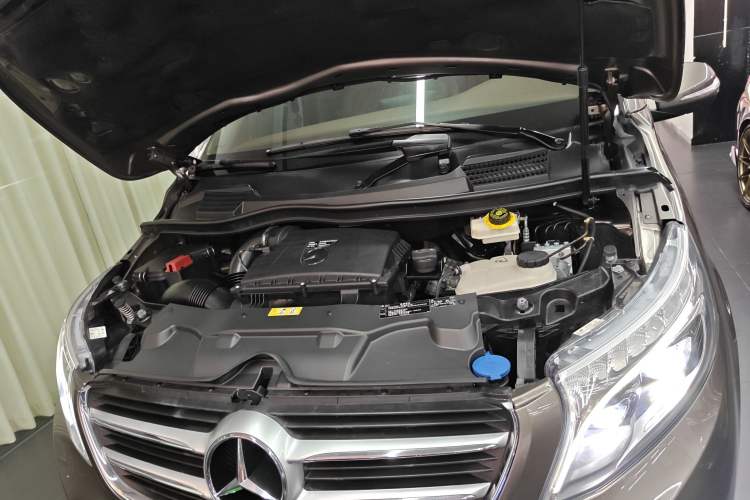 Used Mercedes-Benz V-Class 2017 V 260 Avantgarde Edition Engine Bay