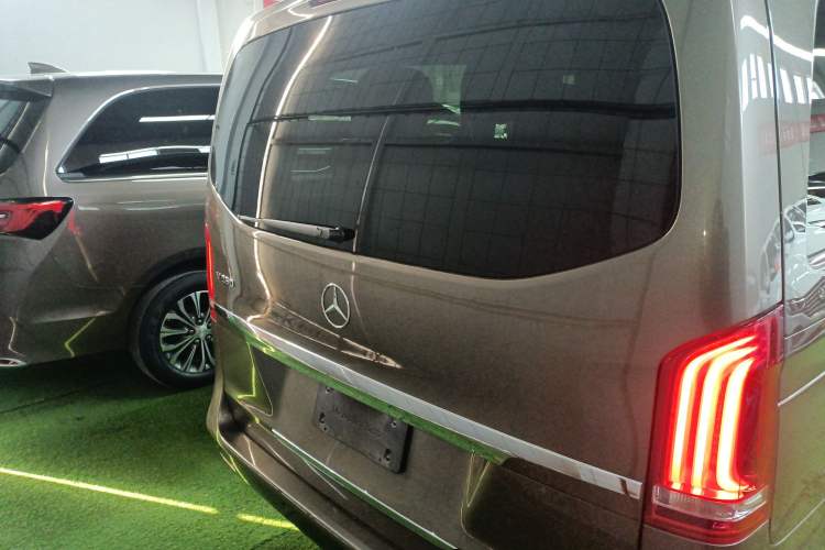 Used Mercedes-Benz V-Class 2017 V 260 Avantgarde Edition Exterior 4