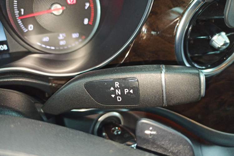 Used Mercedes-Benz V-Class 2017 V 260 L Prestige Extended Edition Gear Lever