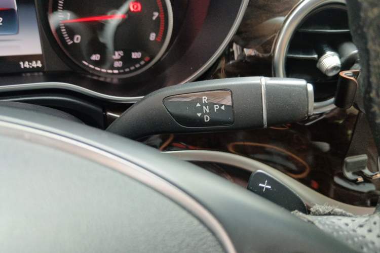 Used Mercedes-Benz V-Class 2017 V 260 L Prestige Extended Edition Gear Lever