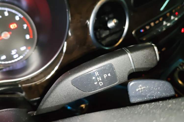 Used Mercedes-Benz V-Class 2017 V 260 L Prestige Extended Edition Gear Lever