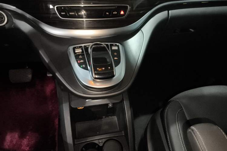 Used Mercedes-Benz V-Class 2017 V 260 Avantgarde Edition Gear Lever