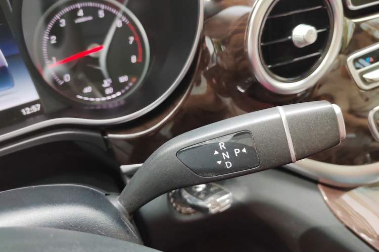Used Mercedes-Benz V-Class 2017 V 260 L Prestige Extended Edition Gear Lever
