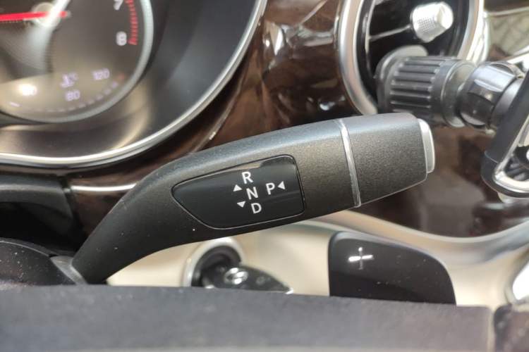 Used Mercedes-Benz V-Class 2017 V 260 L Prestige Extended Edition Gear Lever