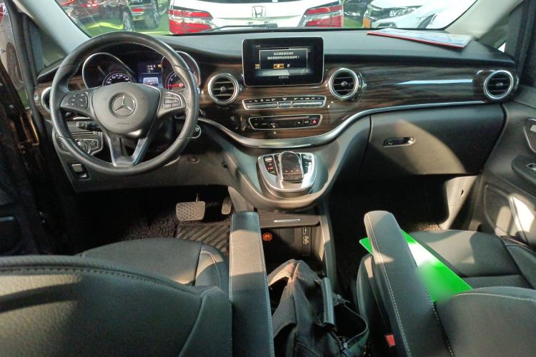 Used Mercedes-Benz V-Class 2017 V 260 Avantgarde Edition Interior 2