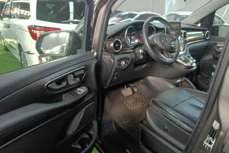 Used Mercedes-Benz V-Class 2017 V 260 Avantgarde Edition Interior 3