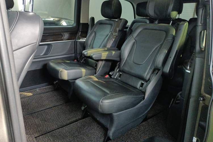 Used Mercedes-Benz V-Class 2017 V 260 Avantgarde Edition Interior 4