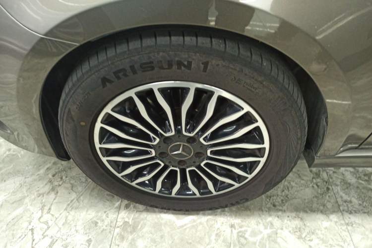 Used Mercedes-Benz V-Class 2017 V 260 L Prestige Extended Edition Left Front Wheel Hub