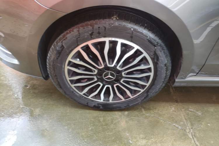 Used Mercedes-Benz V-Class 2017 V 260 L Prestige Extended Edition Left Front Wheel Hub