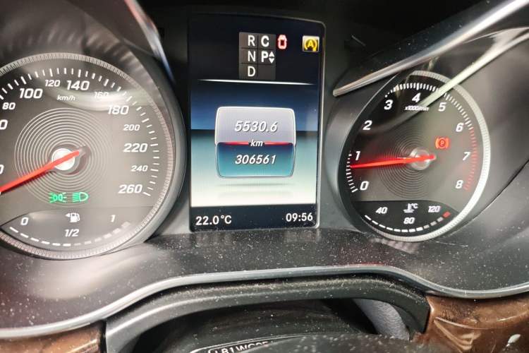 Used Mercedes-Benz V-Class 2017 V 260 Prestige Edition Odometer Close Up