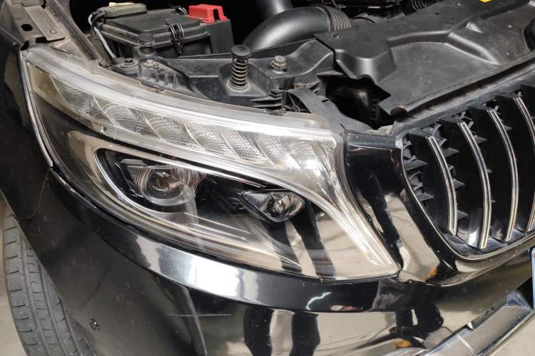 Used Mercedes-Benz V-Class 2017 V 260 Avantgarde Edition Right Front Headlight