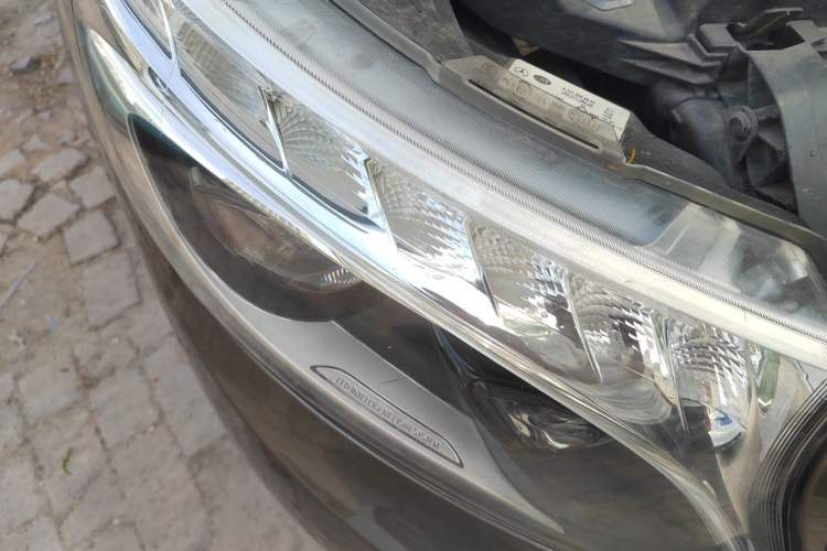 Used Mercedes-Benz V-Class 2017 V 260 L Prestige Extended Edition Right Front Headlight