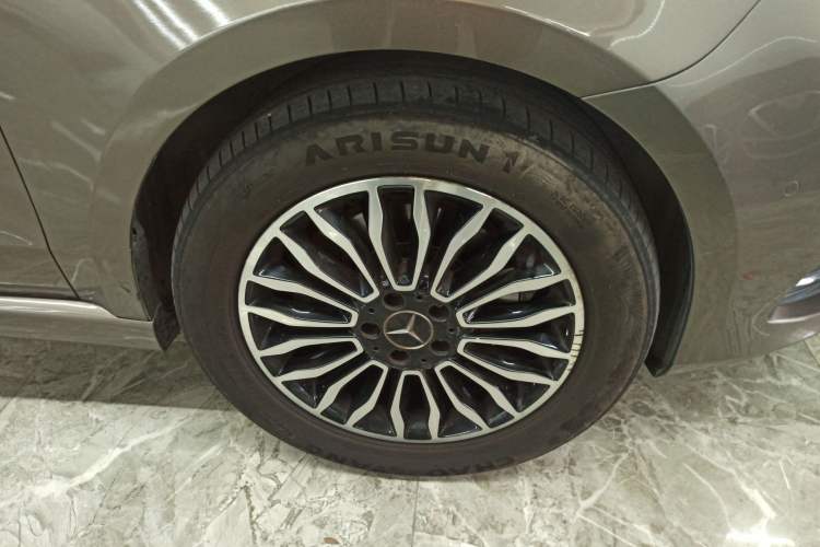 Used Mercedes-Benz V-Class 2017 V 260 L Prestige Extended Edition Right Front Wheel Hub