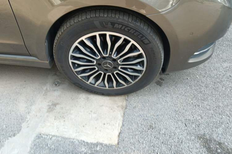 Used Mercedes-Benz V-Class 2017 V 260 L Prestige Extended Edition Right Front Wheel Hub
