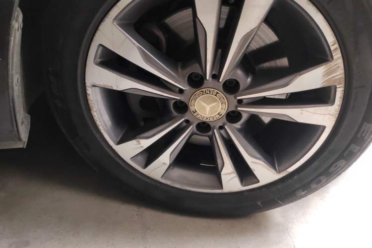 Used Mercedes-Benz V-Class 2017 V 260 Avantgarde Edition Right Front Wheel Hub