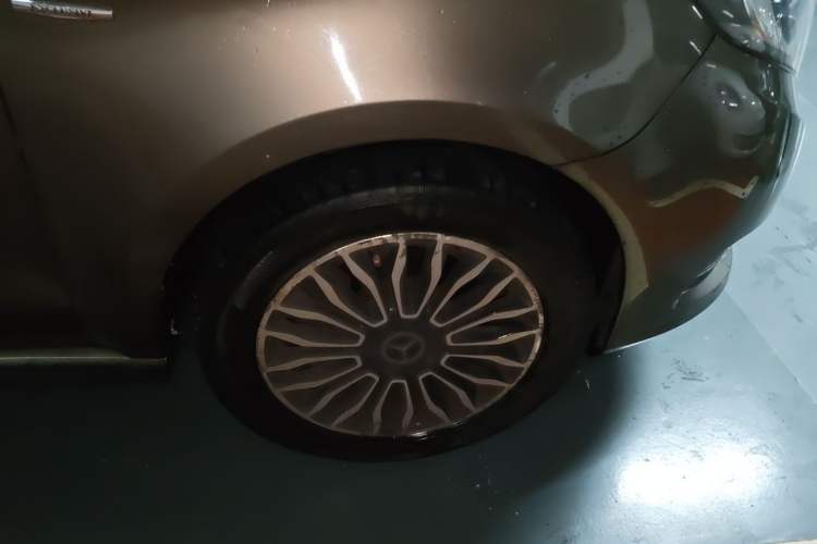 Used Mercedes-Benz V-Class 2017 V 260 L Prestige Extended Edition Right Front Wheel Hub