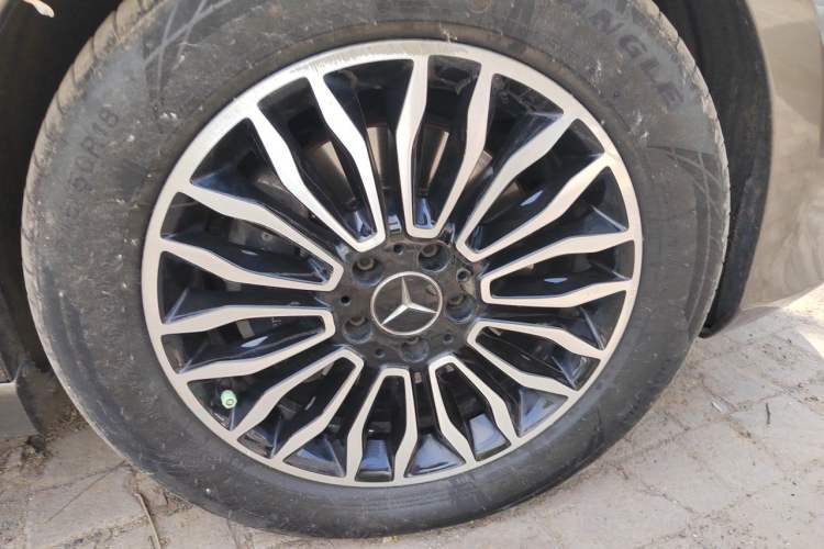 Used Mercedes-Benz V-Class 2017 V 260 L Prestige Extended Edition Right Front Wheel Hub