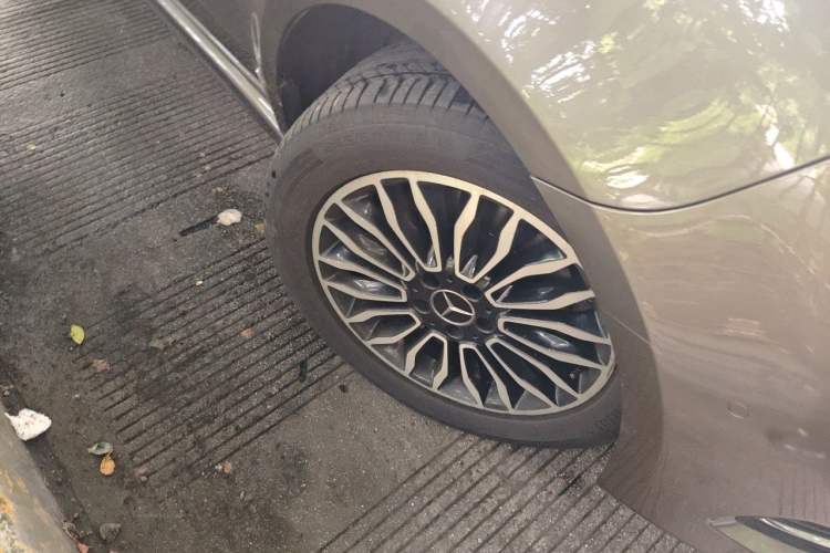 Used Mercedes-Benz V-Class 2017 V 260 Prestige Edition Right Front Wheel Hub