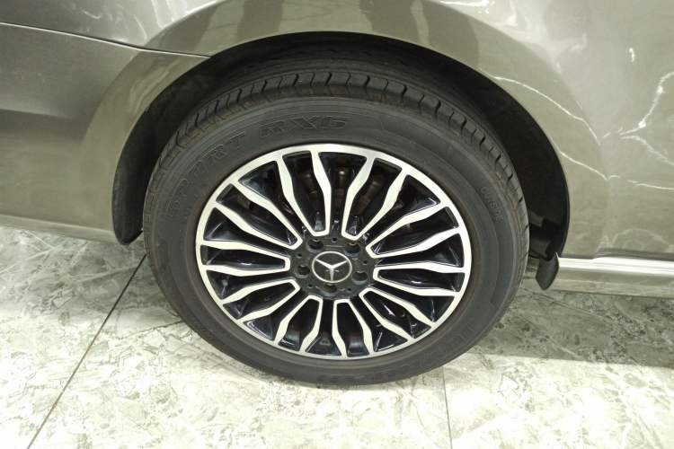 Used Mercedes-Benz V-Class 2017 V 260 L Prestige Extended Edition Right Rear Wheel Hub