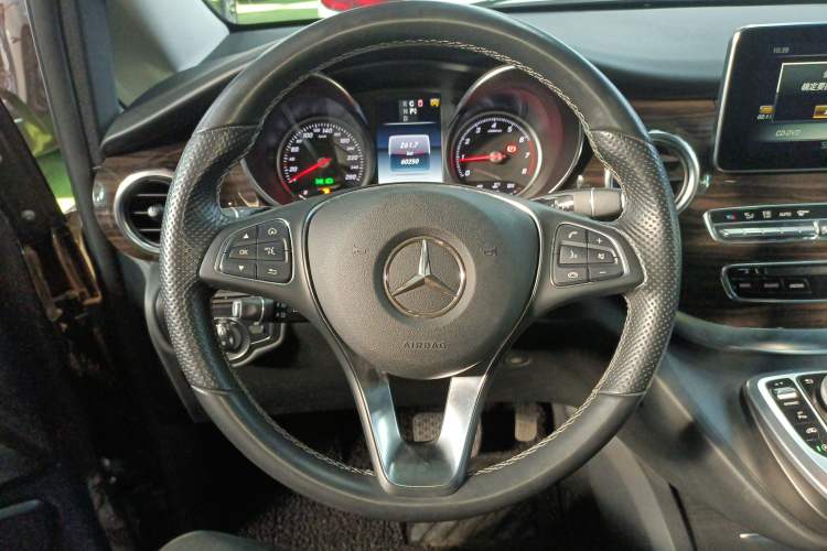 Used Mercedes-Benz V-Class 2017 V 260 Avantgarde Edition Steering Wheel