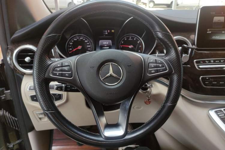 Used Mercedes-Benz V-Class 2017 V 260 L Prestige Extended Edition Steering Wheel