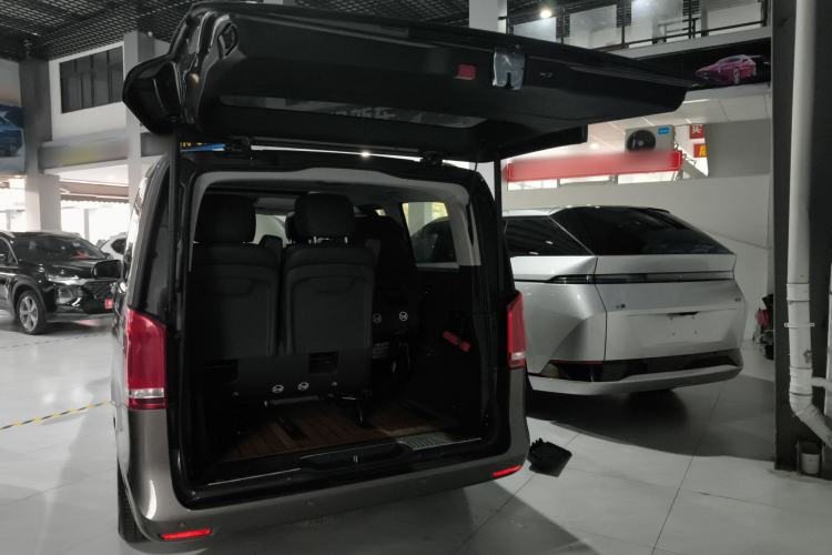 Used Mercedes-Benz V-Class 2017 V 260 Avantgarde Edition Trunk