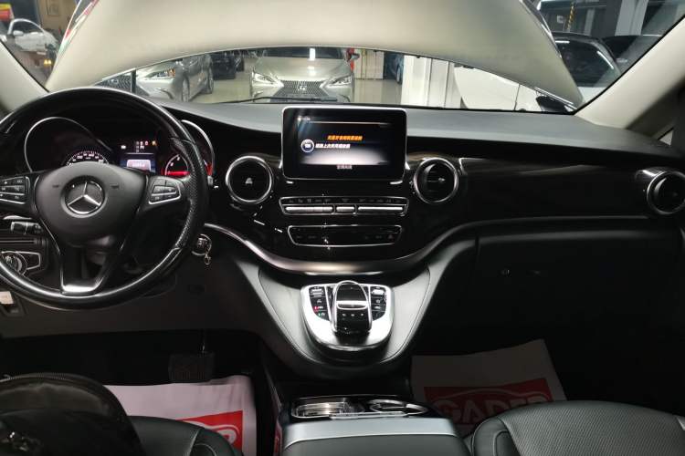 Used Mercedes-Benz V-Class 2017 V 260 Avantgarde Edition Audio And AC Panel