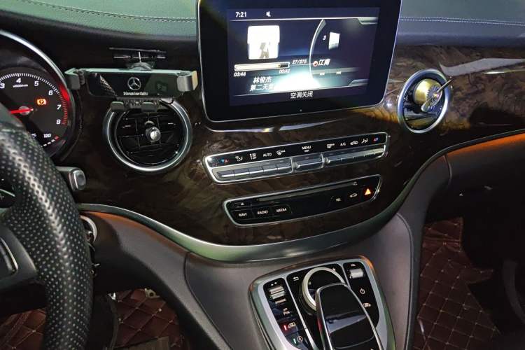 Used Mercedes-Benz V-Class 2017 V 260 Prestige Edition Audio And AC Panel