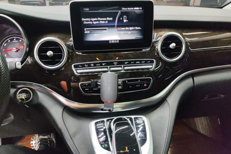 Used Mercedes-Benz V-Class 2017 V 260 Prestige Edition Audio And AC Panel