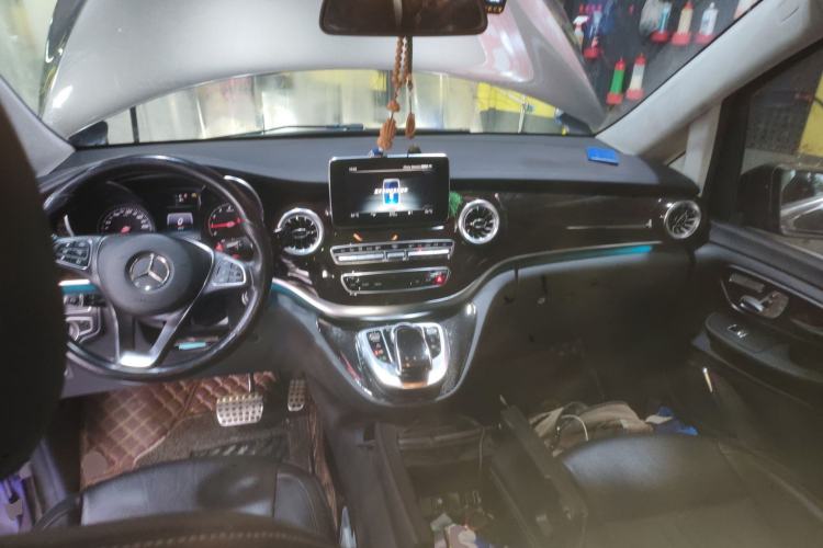 Used Mercedes-Benz V-Class 2017 V 260 L Prestige Extended Edition Center Console