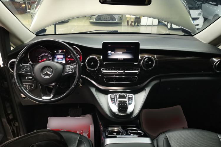 Used Mercedes-Benz V-Class 2017 V 260 Avantgarde Edition Center Console