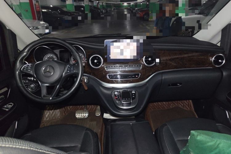 Used Mercedes-Benz V-Class 2017 V 260 L Prestige Extended Edition Center Console