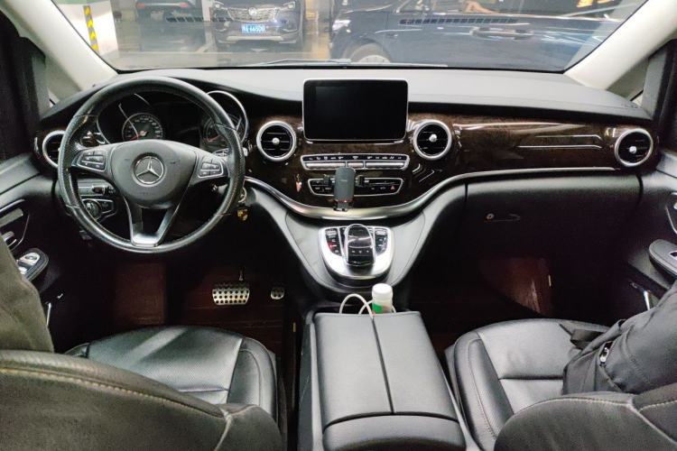 Used Mercedes-Benz V-Class 2017 V 260 Prestige Edition Center Console