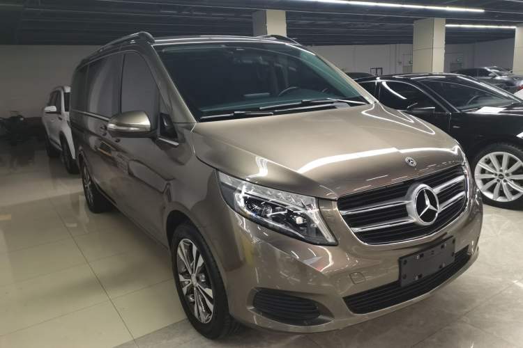 Used Mercedes-Benz V-Class 2017 V 260 Avantgarde Edition Front Right 45 Deg