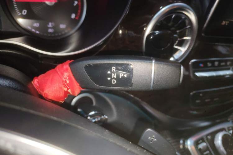 Used Mercedes-Benz V-Class 2017 V 260 L Prestige Extended Edition Gear Lever
