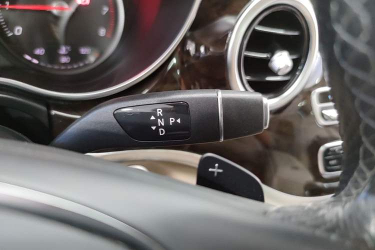 Used Mercedes-Benz V-Class 2017 V 260 L Prestige Extended Edition Gear Lever