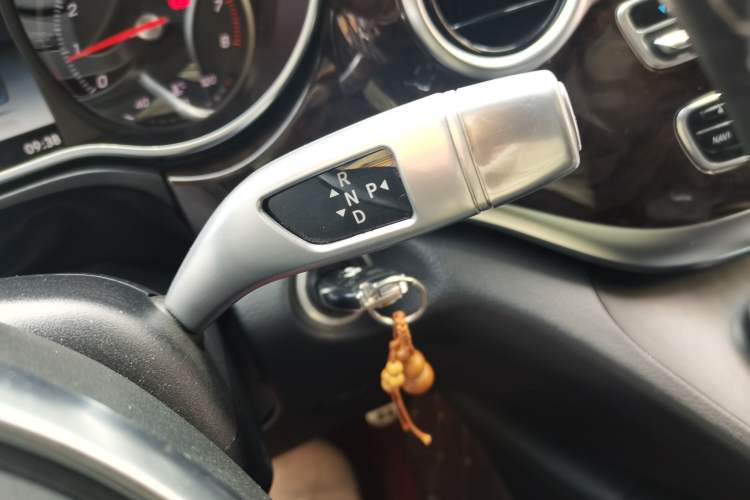 Used Mercedes-Benz V-Class 2017 V 260 L Prestige Extended Edition Gear Lever
