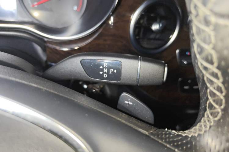 Used Mercedes-Benz V-Class 2017 V 260 L Prestige Extended Edition Gear Lever