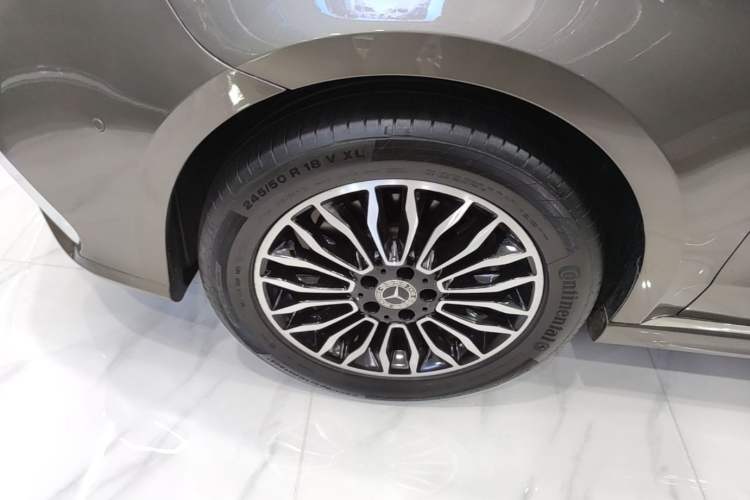 Used Mercedes-Benz V-Class 2017 V 260 L Prestige Extended Edition Left Front Wheel Hub