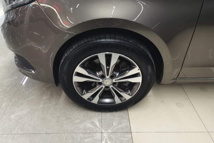 Used Mercedes-Benz V-Class 2017 V 260 Avantgarde Edition Left Front Wheel Hub