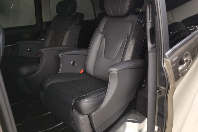 Used Mercedes-Benz V-Class 2017 V 260 Avantgarde Edition Left Rear Seat