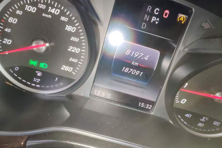 Used Mercedes-Benz V-Class 2017 V 260 L Prestige Extended Edition Odometer Close Up