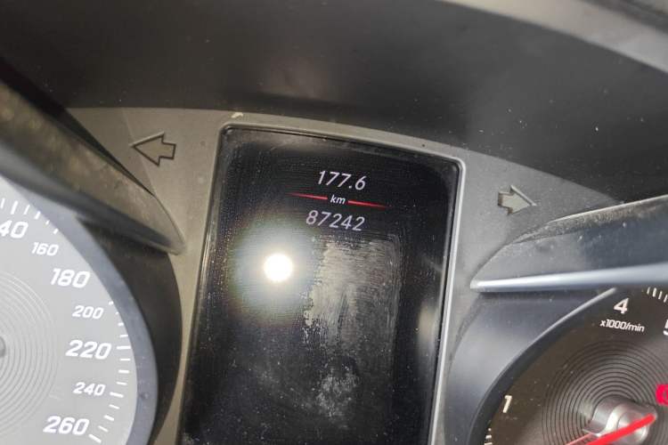 Used Mercedes-Benz V-Class 2017 V 260 L Prestige Extended Edition Odometer Close Up